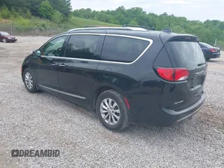 2018 Chrysler Pacifica Touring L z VIN 2C4RC1BG8JR262158, wystawiony jako IAAI lot #42182431 z przebiegiem 65 890 mil mil oraz . Historia ofert i sprzedaży dostępna na DreamBid. Obrazek 3.