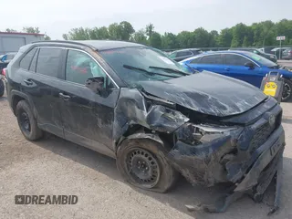2021 Toyota RAV4 LE z VIN 2T3F1RFV7MC244066, wystawiony jako IAAI lot #42492496 z przebiegiem 40 153 mil mil oraz . Historia ofert i sprzedaży dostępna na DreamBid. Obrazek 1.