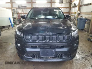 2022 Jeep Compass Latitude z VIN 3C4NJDBB8NT115285, wystawiony jako Copart lot #44131635 z przebiegiem 16 683 mil mil oraz Szkoda całkowita • Salvage title. Historia ofert i sprzedaży dostępna na DreamBid. Obrazek 5.