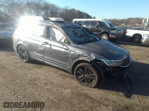2022 Volkswagen Tiguan S with VIN 3VV0B7AX8NM171048, listed as a IAAI auction lot 38320755 with 999,999 mi miles. Bid and sale history available at carsss.com. Image 1.
