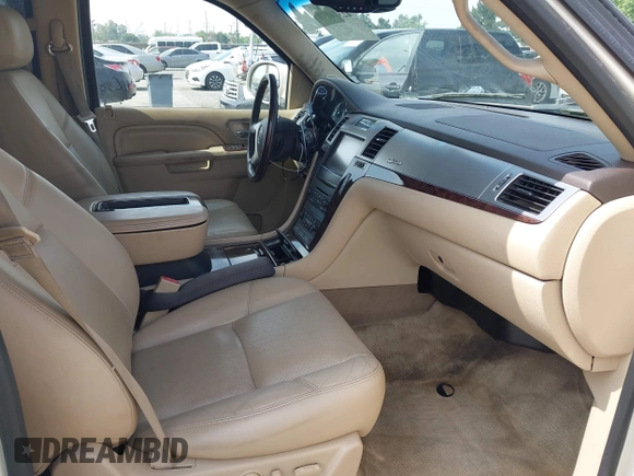 2013 Cadillac Escalade z VIN 1GYS4EEJ1DR298114, wystawiony jako IAAI lot #42374071 z przebiegiem 146 433 mil mil oraz . Historia ofert i sprzedaży dostępna na DreamBid. Obrazek 5.