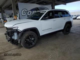 2025 Jeep Grand Cherokee Altitude z VIN 1C4RJHAG2S8656915, wystawiony jako Copart lot #58427515 z przebiegiem 6 656 mil mil oraz Szkoda całkowita • Salvage title. Historia ofert i sprzedaży dostępna na DreamBid. Obrazek 1.