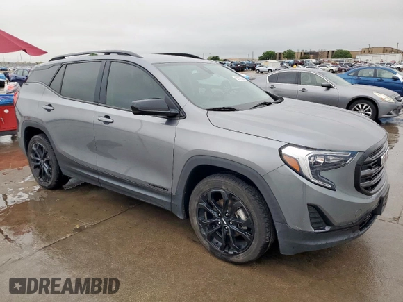 2021 GMC Terrain SLE z VIN 3GKALMEV2ML308839, wystawiony jako Copart lot #51755945 z przebiegiem 61 679 mil mil oraz Czysty tytuł • Clean title. Historia ofert i sprzedaży dostępna na DreamBid. Obrazek 4.