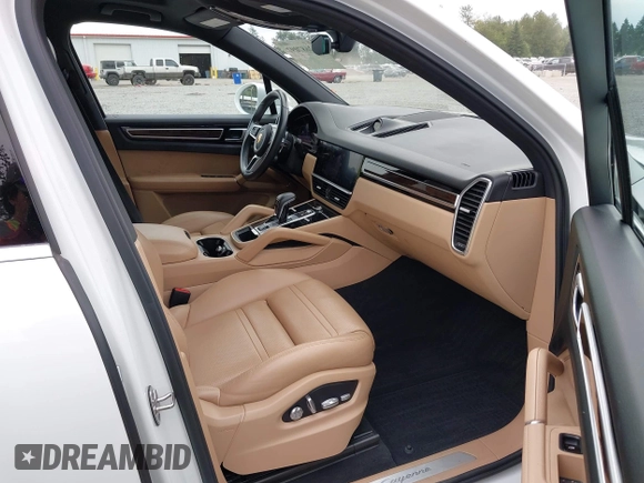 2019 Porsche Cayenne E-Hybrid z VIN WP1AE2AY0KDA52065, wystawiony jako IAAI lot #42687097 z przebiegiem 53 670 mil mil oraz . Historia ofert i sprzedaży dostępna na DreamBid. Obrazek 5.