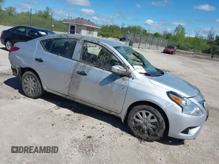 2016 Nissan Versa SV z VIN 3N1CN7AP5GL915381, wystawiony jako IAAI lot #42334410 z przebiegiem 86 373 mil mil oraz . Historia ofert i sprzedaży dostępna na DreamBid. Obrazek 1.