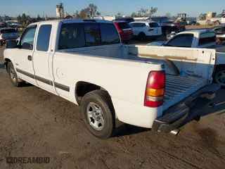2000 Chevrolet Silverado 1500 LS with VIN 2GCEC19T9Y1305982, listed as a IAAI auction lot 41657268 with 213,446 mi miles. Bid and sale history available at carsss.com. Image 3.