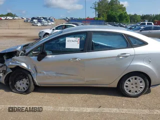 2016 Ford Fiesta S z VIN 3FADP4AJ6GM123343, wystawiony jako IAAI lot #42136294 z przebiegiem 100 206 mil mil oraz . Historia ofert i sprzedaży dostępna na DreamBid. Obrazek 14.