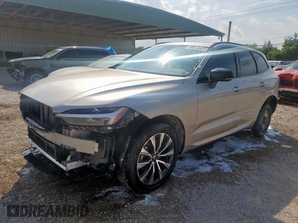 2025 Volvo XC60 Plus z VIN YV4M12RC9S1116363, wystawiony jako Copart lot #57709755 z przebiegiem 9 523 mil mil oraz Czysty tytuł • Clean title. Historia ofert i sprzedaży dostępna na DreamBid. Obrazek 1.