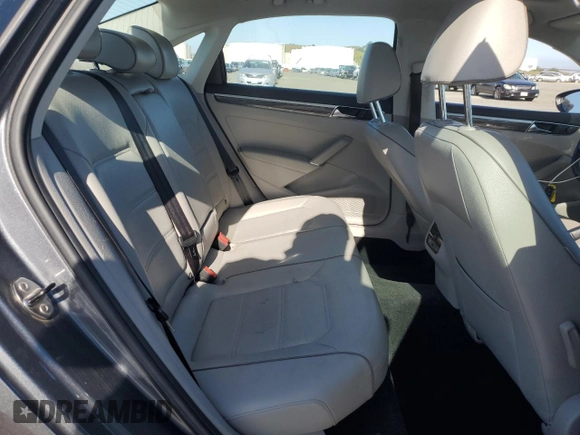 2017 Volkswagen Passat SE z VIN 1VWGT7A35HC078899, wystawiony jako Copart lot #55057695 z przebiegiem 45 620 mil mil oraz Szkoda całkowita • Salvage title. Historia ofert i sprzedaży dostępna na DreamBid. Obrazek 10.