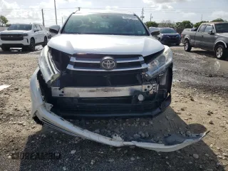 2017 Toyota Highlander XLE with VIN 5TDJZRFH2HS397442, listed as a Copart auction lot 60842085 with 109,891 mi miles and Salvage title. Bid and sale history available at DreamBid. Image 5.