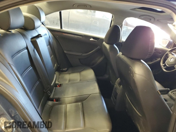 2016 Volkswagen Jetta SEL z VIN 3VWL17AJ3GM379591, wystawiony jako Copart lot #55804735 z przebiegiem 165 354 mil mil oraz Czysty tytuł • Clean title. Historia ofert i sprzedaży dostępna na DreamBid. Obrazek 10.