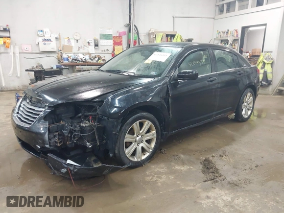 2013 Chrysler 200 Touring z VIN 1C3CCBBB3DN539112, wystawiony jako IAAI lot #42244535 z przebiegiem 235 413 mil mil oraz . Historia ofert i sprzedaży dostępna na DreamBid. Obrazek 2.