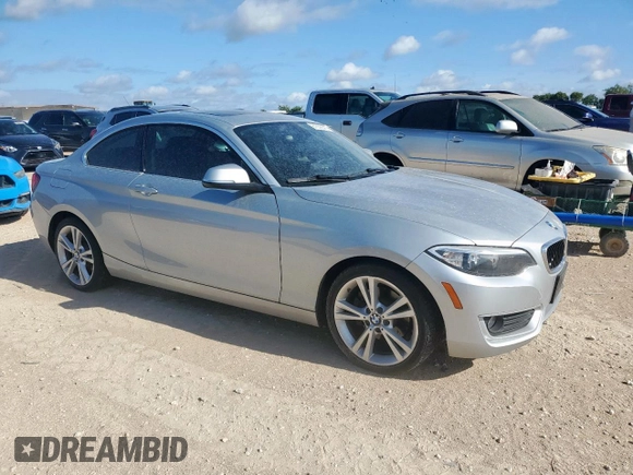2015 BMW 2 Series 228i z VIN WBA1F5C55FV257350, wystawiony jako Copart lot #61639045 z przebiegiem 63 759 mil mil oraz Czysty tytuł • Clean title. Historia ofert i sprzedaży dostępna na DreamBid. Obrazek 4.
