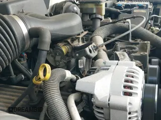 1998 Chevrolet Silverado 2500 z VIN 1GCGC24RXWZ241904, wystawiony jako IAAI lot #40922907 z przebiegiem 314 400 mil mil oraz . Historia ofert i sprzedaży dostępna na DreamBid. Obrazek 19.