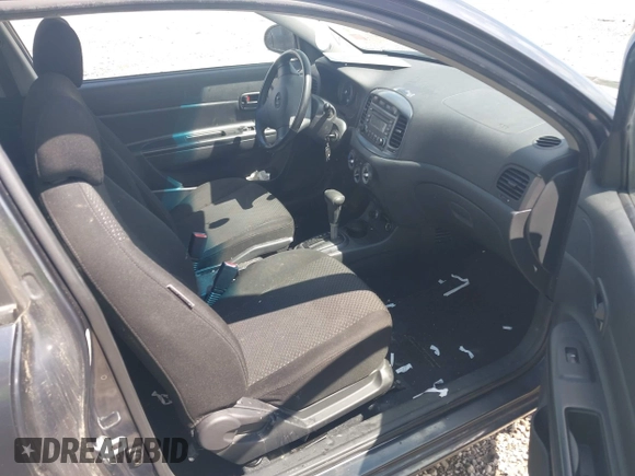 2008 Hyundai Accent SE z VIN KMHCN36C28U063313, wystawiony jako IAAI lot #42241892 z przebiegiem 147 097 mil mil oraz . Historia ofert i sprzedaży dostępna na DreamBid. Obrazek 5.