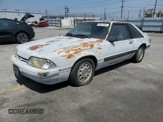 1988 Ford Mustang z VIN 1FABP41A6JF284130, wystawiony jako Copart lot #60257045 z przebiegiem 38 867 mil mil oraz Czysty tytuł • Clean title. Historia ofert i sprzedaży dostępna na DreamBid. Obrazek 1.
