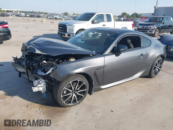 2023 Toyota 86 z VIN JF1ZNBB11P9765420, wystawiony jako IAAI lot #40588704 z przebiegiem Nie podano mil oraz . Historia ofert i sprzedaży dostępna na DreamBid. Obrazek 2.