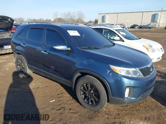 2015 Kia Sorento LX with VIN 5XYKT4A70FG564933, listed as a IAAI auction lot 41791941 with 136,573 mi miles. Bid and sale history available at carsss.com. Image 1.