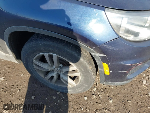2014 Volkswagen Tiguan SE z VIN WVGAV3AX7EW541355, wystawiony jako IAAI lot #42032798 z przebiegiem 220 940 mil mil oraz . Historia ofert i sprzedaży dostępna na DreamBid. Obrazek 17.