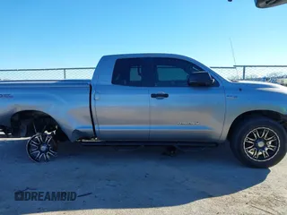 2008 Toyota Tundra z VIN 5TFRV54138X062990, wystawiony jako IAAI lot #41258844 z przebiegiem 206 873 mil mil oraz . Historia ofert i sprzedaży dostępna na DreamBid. Obrazek 13.