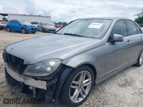 2012 Mercedes-Benz C 300 Sport z VIN WDDGF8BB2CR226900, wystawiony jako IAAI lot #42281921 z przebiegiem 186 173 mil mil oraz . Historia ofert i sprzedaży dostępna na DreamBid. Obrazek 21.