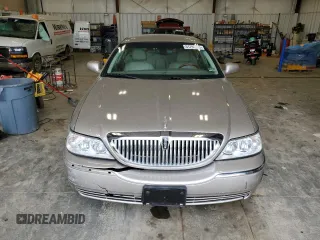 2003 Lincoln Town Car Signature z VIN 1LNHM82W13Y660122, wystawiony jako Copart lot #51790595 z przebiegiem 151 371 mil mil oraz Nie do naprawy • Non repairable. Historia ofert i sprzedaży dostępna na DreamBid. Obrazek 5.