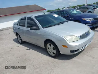 2007 Ford Focus S z VIN 1FAHP34N17W240452, wystawiony jako IAAI lot #42101661 z przebiegiem 146 776 mil mil oraz . Historia ofert i sprzedaży dostępna na DreamBid. Obrazek 1.