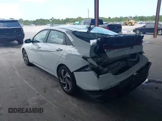 2025 Hyundai Elantra SEL Convenience z VIN KMHLS4DG6SU905114, wystawiony jako IAAI lot #42356092 z przebiegiem 9 569 mil mil oraz . Historia ofert i sprzedaży dostępna na DreamBid. Obrazek 3.