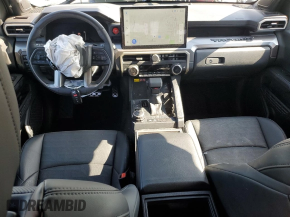 2024 Toyota Tacoma SR5 z VIN 3TMLB5JN0RM008107, wystawiony jako Copart lot #55326695 z przebiegiem 12 722 mil mil oraz Szkoda całkowita • Salvage title. Historia ofert i sprzedaży dostępna na DreamBid. Obrazek 8.