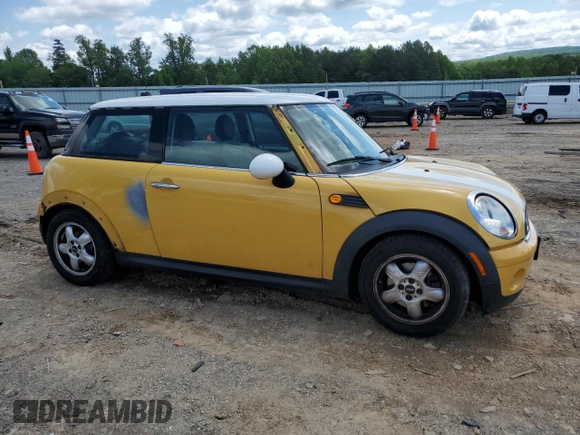 2008 MINI Hardtop z VIN WMWMF33568TU66807, wystawiony jako Copart lot #58900645 z przebiegiem 118 623 mil mil oraz Czysty tytuł • Clean title. Historia ofert i sprzedaży dostępna na DreamBid. Obrazek 4.