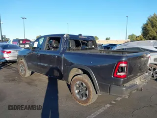 2019 Ram 1500 Rebel z VIN 1C6SRFLT2KN900600, wystawiony jako IAAI lot #41307832 z przebiegiem 74 481 mil mil oraz . Historia ofert i sprzedaży dostępna na DreamBid. Obrazek 6.