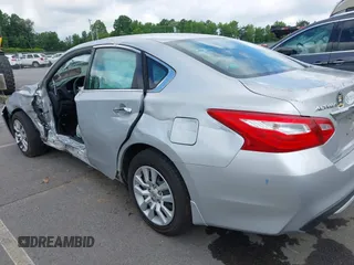 2017 Nissan Altima SV z VIN 1N4AL3AP1HC476475, wystawiony jako IAAI lot #39312828 z przebiegiem 59 498 mil mil oraz . Historia ofert i sprzedaży dostępna na DreamBid. Obrazek 18.