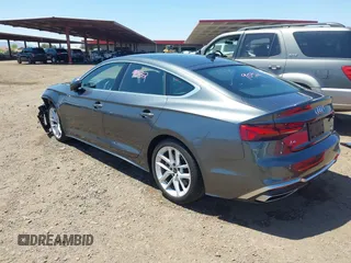 2024 Audi A5 Sportback S line Premium Plus z VIN WAUFACF50RA024105, wystawiony jako IAAI lot #42014640 z przebiegiem 40 871 mil mil oraz . Historia ofert i sprzedaży dostępna na DreamBid. Obrazek 3.