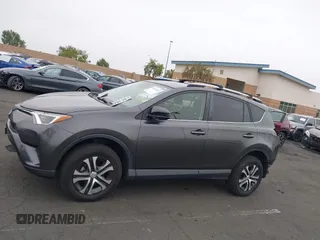 2017 Toyota RAV4 LE z VIN JTMZFREVXHJ107299, wystawiony jako IAAI lot #42422033 z przebiegiem 56 687 mil mil oraz . Historia ofert i sprzedaży dostępna na DreamBid. Obrazek 15.