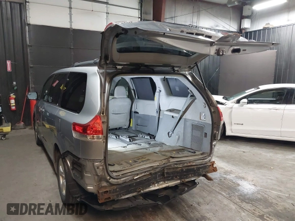 2014 Toyota Sienna LE AAS z VIN 5TDKK3DC5ES506503, wystawiony jako IAAI lot #42076671 z przebiegiem 320 016 mil mil oraz . Historia ofert i sprzedaży dostępna na DreamBid. Obrazek 3.