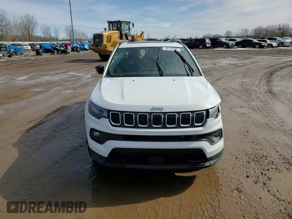 2023 Jeep Compass Latitude Lux z VIN 3C4NJDFN0PT559414, wystawiony jako Copart lot #48140005 z przebiegiem 21 559 mil mil oraz Szkoda całkowita • Salvage title. Historia ofert i sprzedaży dostępna na DreamBid. Obrazek 14.