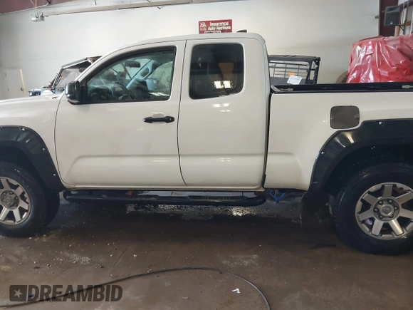 2016 Toyota Tacoma SR z VIN 5TFSX5ENXGX042148, wystawiony jako IAAI lot #41592688 z przebiegiem 126 528 mil mil oraz . Historia ofert i sprzedaży dostępna na DreamBid. Obrazek 14.