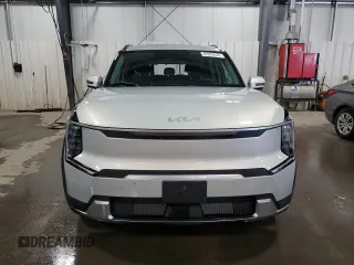 2024 Kia EV9 Wind z VIN KNDAFFS58R6018738, wystawiony jako Copart lot #47033525 z przebiegiem 18 434 mil mil oraz Szkoda całkowita • Salvage title. Historia ofert i sprzedaży dostępna na DreamBid. Obrazek 5.
