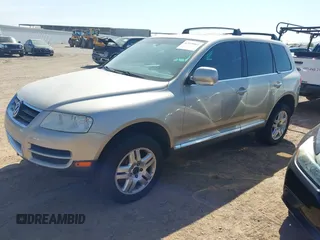 2004 Volkswagen Touareg z VIN WVGCM77L64D076276, wystawiony jako IAAI lot #42149861 z przebiegiem 144 182 mil mil oraz . Historia ofert i sprzedaży dostępna na DreamBid. Obrazek 2.