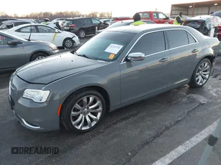 2018 Chrysler 300 Touring z VIN 2C3CCAAG4JH316993, wystawiony jako IAAI lot #41323733 z przebiegiem 59 595 mil mil oraz . Historia ofert i sprzedaży dostępna na DreamBid. Obrazek 2.