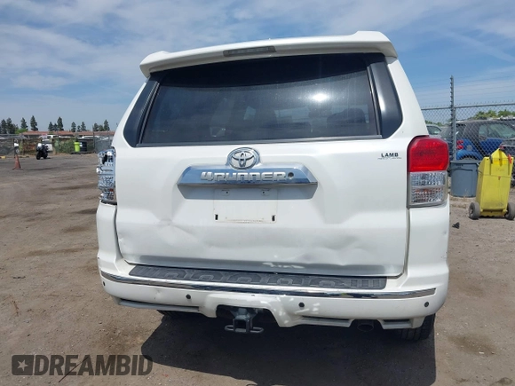 2010 Toyota 4Runner SR5 z VIN JTEZU5JR4A5003392, wystawiony jako IAAI lot #42085983 z przebiegiem 236 299 mil mil oraz . Historia ofert i sprzedaży dostępna na DreamBid. Obrazek 16.
