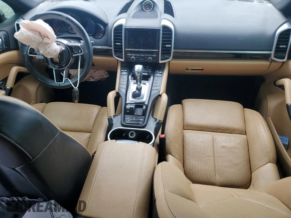2016 Porsche Cayenne z VIN WP1AA2A25GLA10575, wystawiony jako Copart lot #56941595 z przebiegiem Nie podano mil oraz Szkoda całkowita • Salvage title. Historia ofert i sprzedaży dostępna na DreamBid. Obrazek 8.