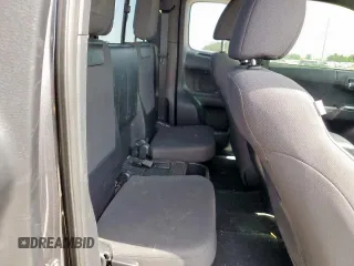 2017 Toyota Tacoma SR5 z VIN 5TFRZ5CNXHX025315, wystawiony jako Copart lot #57901395 z przebiegiem 158 197 mil mil oraz Szkoda całkowita • Salvage title. Historia ofert i sprzedaży dostępna na DreamBid. Obrazek 10.
