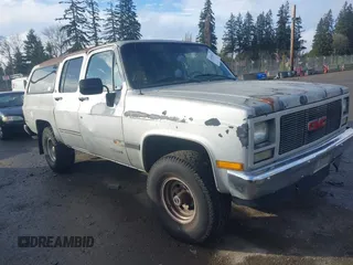 1991 GMC Suburban z VIN 1GKEV16K7MF512125, wystawiony jako IAAI lot #41634112 z przebiegiem 256 640 mil mil oraz . Historia ofert i sprzedaży dostępna na DreamBid. Obrazek 1.