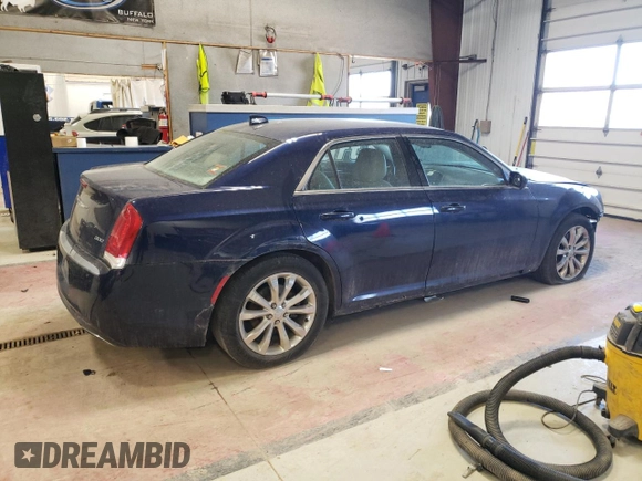 2017 Chrysler 300 Limited z VIN 2C3CCARG3HH622016, wystawiony jako Copart lot #49293935 z przebiegiem Nie podano mil oraz Szkoda całkowita • Salvage title. Historia ofert i sprzedaży dostępna na DreamBid. Obrazek 3.