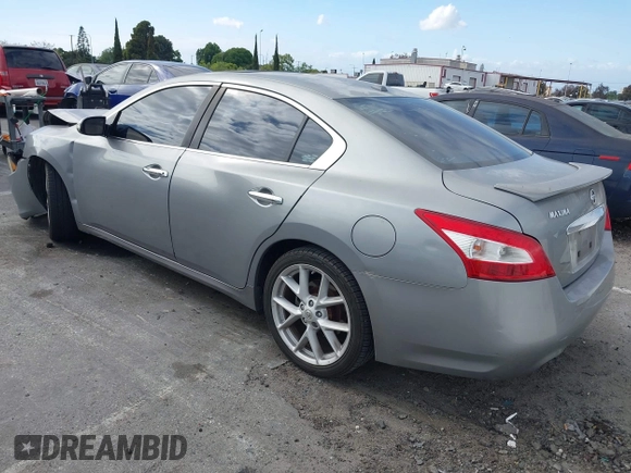 2009 Nissan Maxima SV z VIN 1N4AA51EX9C803098, wystawiony jako IAAI lot #42061535 z przebiegiem 140 576 mil mil oraz . Historia ofert i sprzedaży dostępna na DreamBid. Obrazek 3.