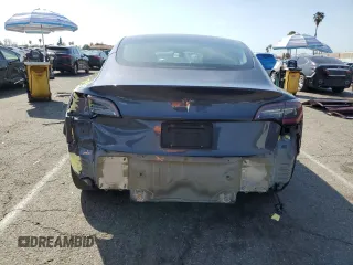 2022 Tesla Model 3 z VIN 5YJ3E1EA2NF318667, wystawiony jako Copart lot #49469145 z przebiegiem 48 242 mil mil oraz Szkoda całkowita • Salvage title. Historia ofert i sprzedaży dostępna na DreamBid. Obrazek 6.