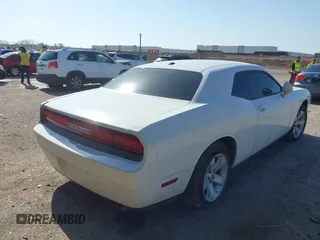 2013 Dodge Challenger SXT z VIN 2C3CDYAG7DH540656, wystawiony jako IAAI lot #41968868 z przebiegiem 110 907 mil mil oraz . Historia ofert i sprzedaży dostępna na DreamBid. Obrazek 4.