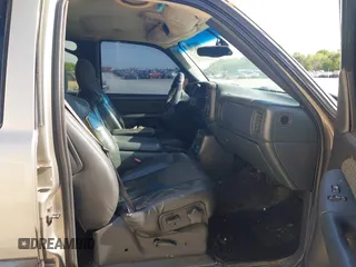 2002 Chevrolet Avalanche with VIN 3GNEK13T52G331996, listed as a IAAI auction lot 42056341 with 283,326 mi miles. Bid and sale history available at carsss.com. Image 5.