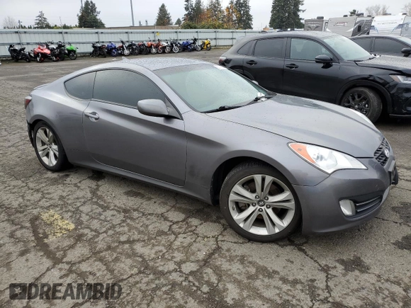 2010 Hyundai Genesis Coupe Grand Touring z VIN KMHHU6KH2AU042270, wystawiony jako Copart lot #82710674 z przebiegiem 56 592 mil mil oraz Szkoda całkowita • Salvage title. Historia ofert i sprzedaży dostępna na DreamBid. Obrazek 4.